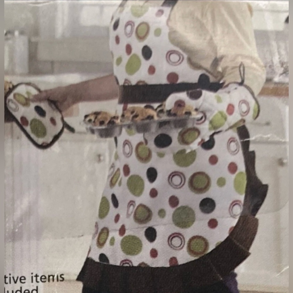 Mainstays White Polka Dot Apron and Oven Mitt Set in Green, Black, Red